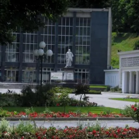 Allees D'etigny T1bis 41 M2 1 4 Couchages 200 M De La Cremaillere Express 400 M Des Thermes *